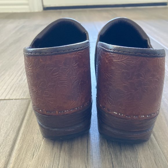 Size 38 Dansko Tooled Leather Clogs - Picture 6 of 12